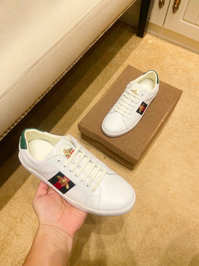 White Stripe Low-Top Sneakers — model